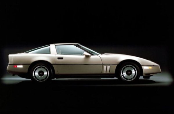 Третото поколение на американския спортен автомобил, Corvette, има невероятно дълъг живот: от 1968 до 1982 г. Така че, когато идва време GM да пусне следващото поколение C4 Corvette, започва сериозно да се спекулира около колата. Някои прогнозират, че тя ще използва шаси със среден двигател, като италианска екзотика. А други смятат, че може да използва ротационен двигател, като този на Mazda.

В крайна сметка следващият Corvette не се оказва радикален. Все още има V-8 двигател с малък блок отпред, задвижващ задните колела. През тази първа година той предлага мощност от едва 205 к.с. Но след преминаването към нова, настроена система за впръскване на гориво през по-късните години, конските сили скачат - както и производителността. Пет години по-късно дебютира първия ултрамощен модел от 60-те години на миналия век, ZR-1, с 375 к.с.

Малко известен факт: Няма производство на Corvette от 1983 г. Въпреки че 1982 г. е последната година за третото поколение Corvette, Chevy решава да изчака до моделната 1984 г., за да пусне на пазара изцяло новия автомобил. Защо? Някои източници твърдят, че по-строгите разпоредби за емисиите изискват повече време за разработка. Други казват, че проблемите с качеството във фабриката са истинската причина. Всичко, което знаем, е, че всеки прототип на Corvette от 1983 г. е бил унищожен, с изключение на един: бяла кола, която сега се намира в Националния музей на Corvette в Боулинг Грийн, Кентъки.
